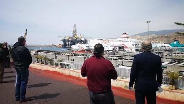 Buques de Almería hacen sonar bocinas en homenaje a fallecidos por Covid-19