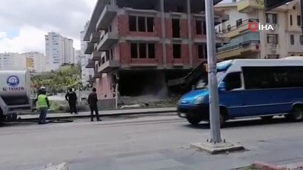 Ankara'da trafik akarken dört katlı bir bina önlem alınmadan böyle yıkıldı