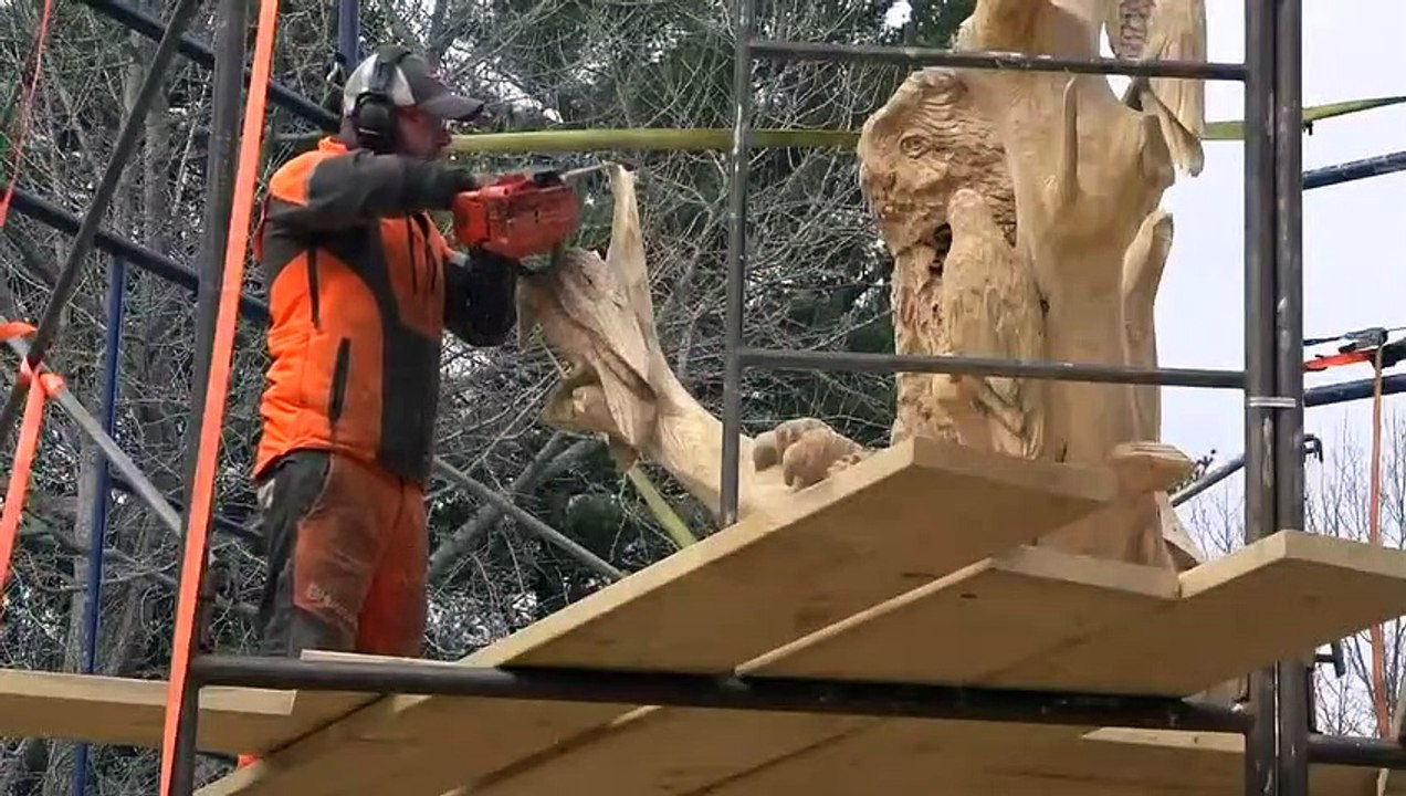 Le sculpteur sur bois, Josh Landry, transforme un vieux chêne dans le jardin de Stephen King en un magnifique sculpture.
