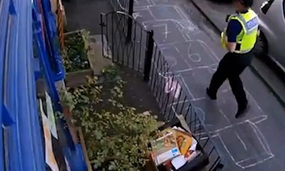 Des policiers jouent à la marelle sur un trottoir