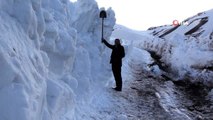 Nisan ayında 4 metreyi bulan karla mücadele
