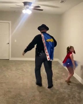 Il a dansé avec sa fille devant la caméra après avoir appris que son spectacle de danse a été annulé !