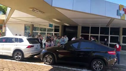 Vídeo emocionante: Primeiro paciente internado com covid-19 no Costa Cavalcanti recebe alta e deixa hospital sob aplausos