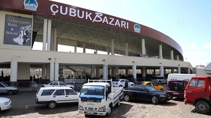 Çubuk'ta semt pazarlarında esnaf ve vatandaşlara maske dağıtıldı