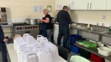 El Liverpool reparte platos de un guiso tradicional entre familias con pocos recursos