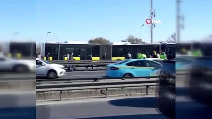 Avcılar'da iki metrobüs kafa kafaya çarpıştı: 4 yaralı