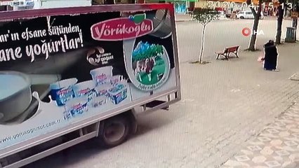 Kaldırımda geri manevra yapan kamyonet kadına böyle çarptı