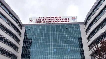 Koronavirüsü yenen 2 kişi alkışlarla taburcu edildi