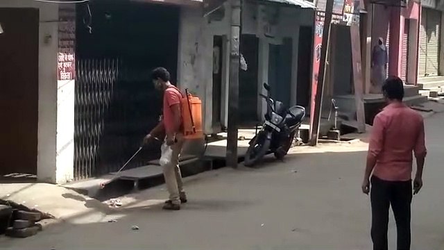 सीतापुर: नगर पालिका प्रशासन मिश्रिख ने मोहल्लों में कराया दवा का छिड़काव