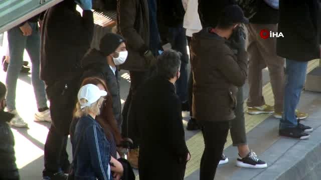 Metrobüs kazası nedeniyle Cevizlibağ'da yolcu yoğunluğu: Sosyal mesafe hiçe sayıldı