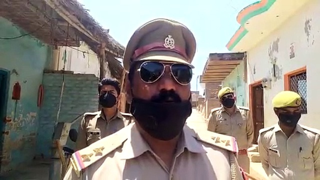 इटावा: सब इंस्पेक्टर ने ग्रामीणों से की अपील