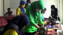 Warga melakukan proses pembuatan masker berbahan kain.