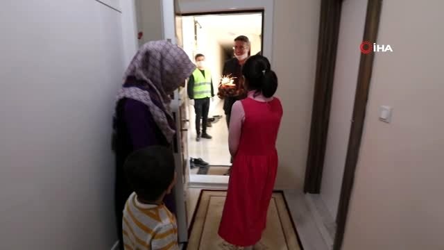 İpekyolu Belediyesinden sokağa çıkamayan Ecrin'e doğum günü sürprizi