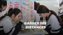 En Chine, on rappelle aux étudiants de garder leurs distances grâce au mobilier