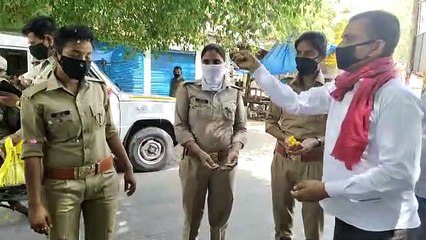 समाजसेवियों ने पुलिसकर्मियों का किया स्वागत