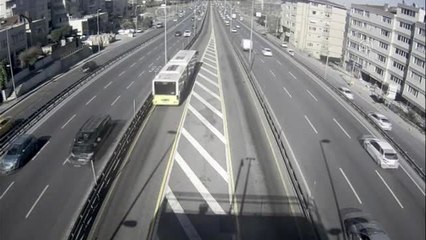 Avcılar'da iki metrobüsün çarpışma anı güvenlik kamerasında
