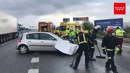 Un turismo golpea a un coche de mantenimiento en la M-503