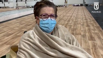 Download Video: Sanitarios aplauden en Ifema a mujer de 80 años dada de alta