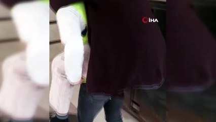 Aydın'da yürek ısıtan görüntüler..."Vefa" çalışanı yaşlı kadını evine kadar sırtında taşıdı