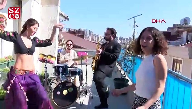 Sokağa çıkamayan komşularına danslı müzikli konser verdiler