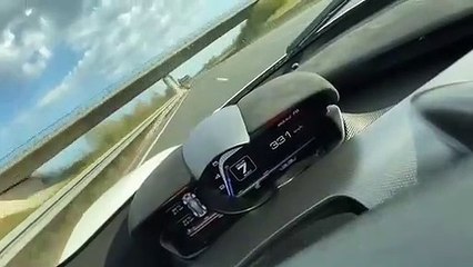 Il roule à 372kmh avec une Ferrari LaFerrari sur une autoroute pendant le confinement.