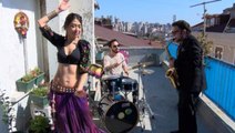 Kadıköy'de müzisyenler, evlerinden çıkamayan komşularına terasta dansözlü konser verdi