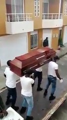 Dünya bu görüntüleri konuşuyor! Polisler tabutla dans etti