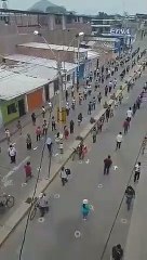 Peruanos dão o exemplo de civismo e paciência na hora de ir às compras