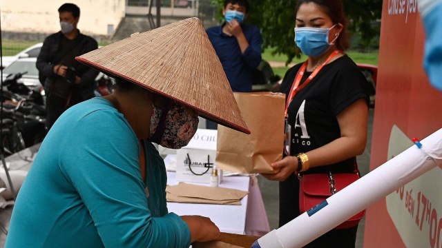 'Rice ATMs' in Vietnam Are Dispensing Food for People Without Work Amid Coronavirus Pandemic