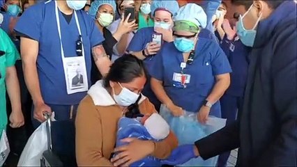 Com o filho em mãos