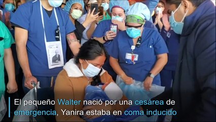 Un recién nacido conoce a su mamá, recuperada de coronavirus