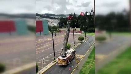 Ekvador’da itfaiyeciden karantina konseri