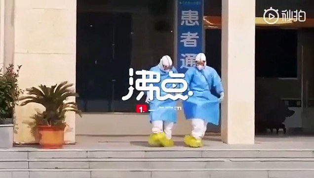 Khoảnh khắc nhân viên y tế vui vẻ nhảy múa mừng bệnh nhân COVID-19 xuất viện