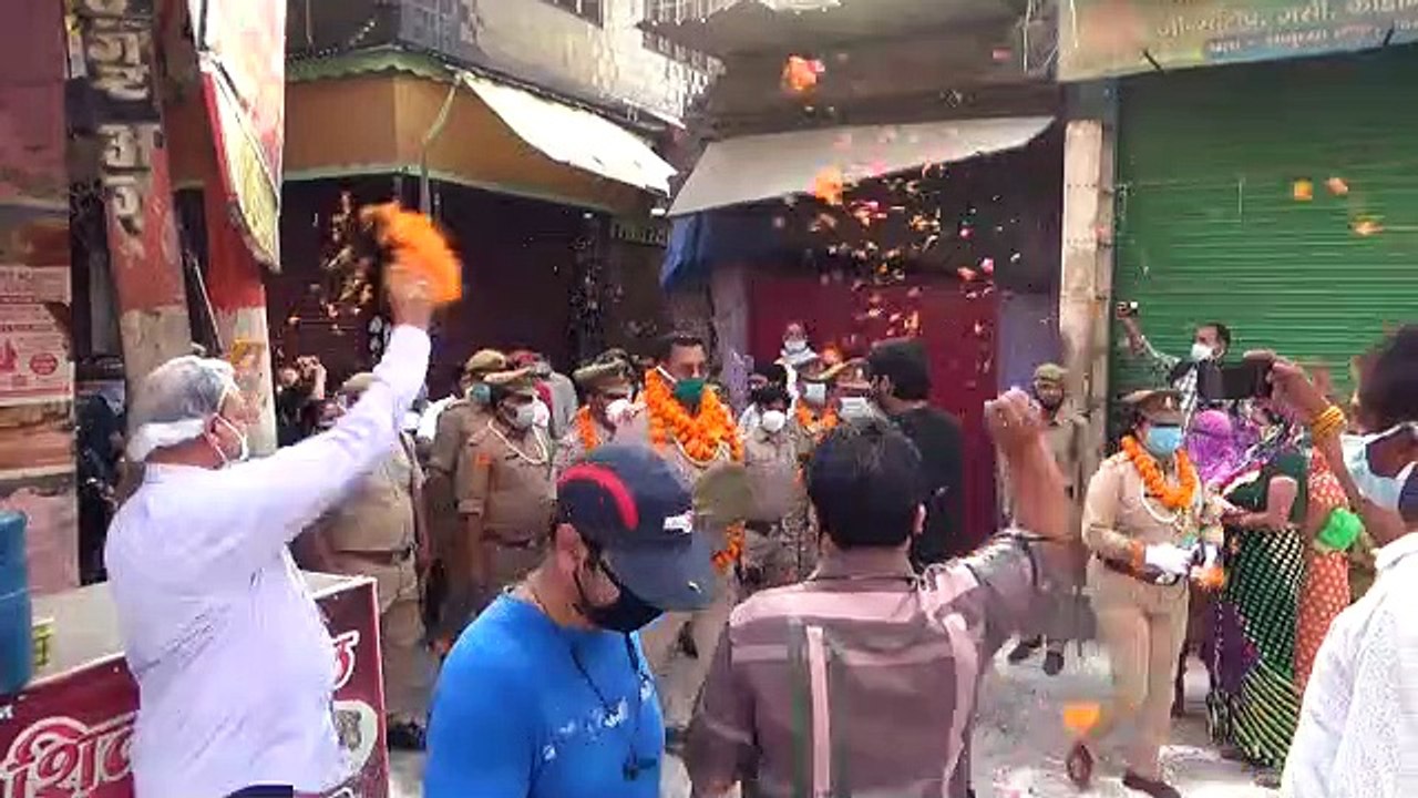 शामली: कोरोना फाइटरो का पुष्प वर्षा का किया स्वागत