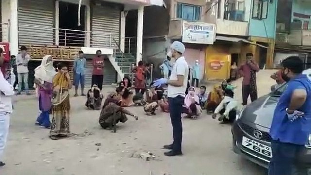 मदद: कम पड़ गई पहली सैलरी तो साथियों से पैसे लेकर पहुंचाया गरीबों तक राशन