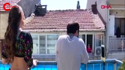 Sokağa çıkamayan komşularına konser veriyorlar