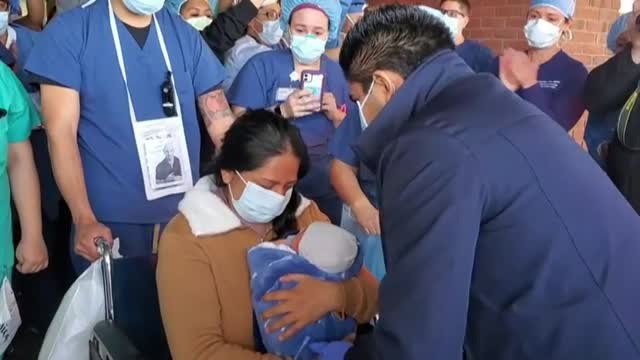 Emocionante reencuentro en Nueva York entre una madre y su hijo recién nacido