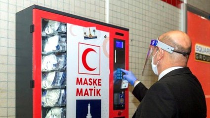 İzmir Büyükşehir Belediyesi, metroda ücretsiz maske dağıtmaya başladı