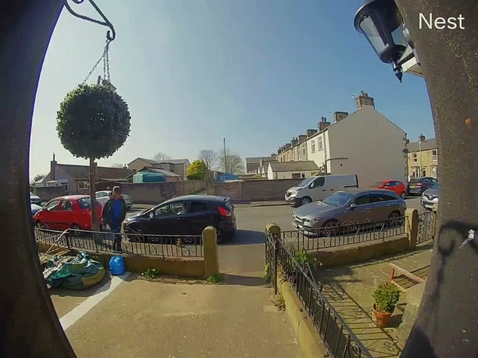 Bogus  builder steals elderly male's wallet containing a substantial sum of money