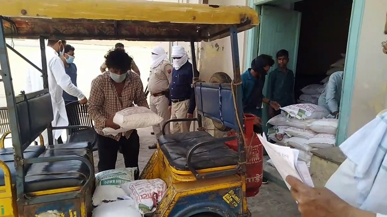 कैराना: नगर पालिका चेयरमैन द्वारा डोर टू डोर गरीब, बेसहारा लोगों को बांटे गए आटे के पैकेट