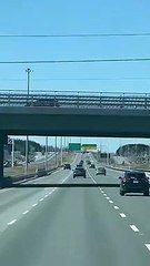 Un avion atterri sur une autoroute au Québec