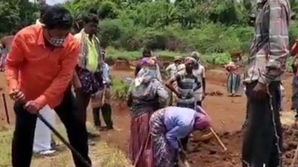 ಕುಂದೂರು ಗ್ರಾಮದಲ್ಲಿ ಹೂಳೆತ್ತುವುಲ್ಲಿ ನೆರವಾದ ರೇಣುಕಾಚಾರ್ಯ | Kunduru | Renukacharya | Oneindia Kannada