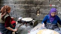 Malatya'da bazı vatandaşlar, sokağa çıkma yasağına evde ekmek pişirerek hazırlanıyor