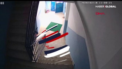 Eve girmeden önce kavga eden hırsızlar kameraya yakalandı