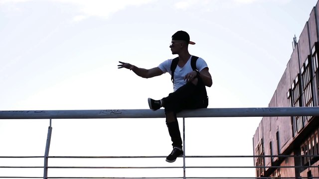 18)Musique. Confinement. Coronavirus. Basse. Country & folk Calme. Cowboy Sting. Kevin MacLeod