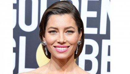 5 حيل ذكية لإخفاء الشعر الأبيض من دون صبغه