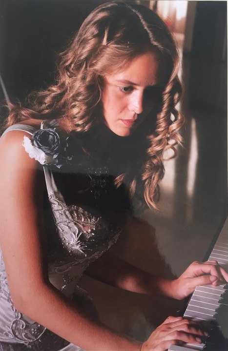 Enora Malagré dévoile un cliché vintage d’elle à 17 ans !