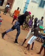 Un gendarme se bagarre avec un enfant en pleine rue a Lomé