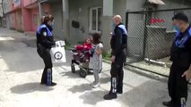 Adana Emniyet Müdürü Aktaş'tan evde sıkılan çocuklara oyuncak jesti