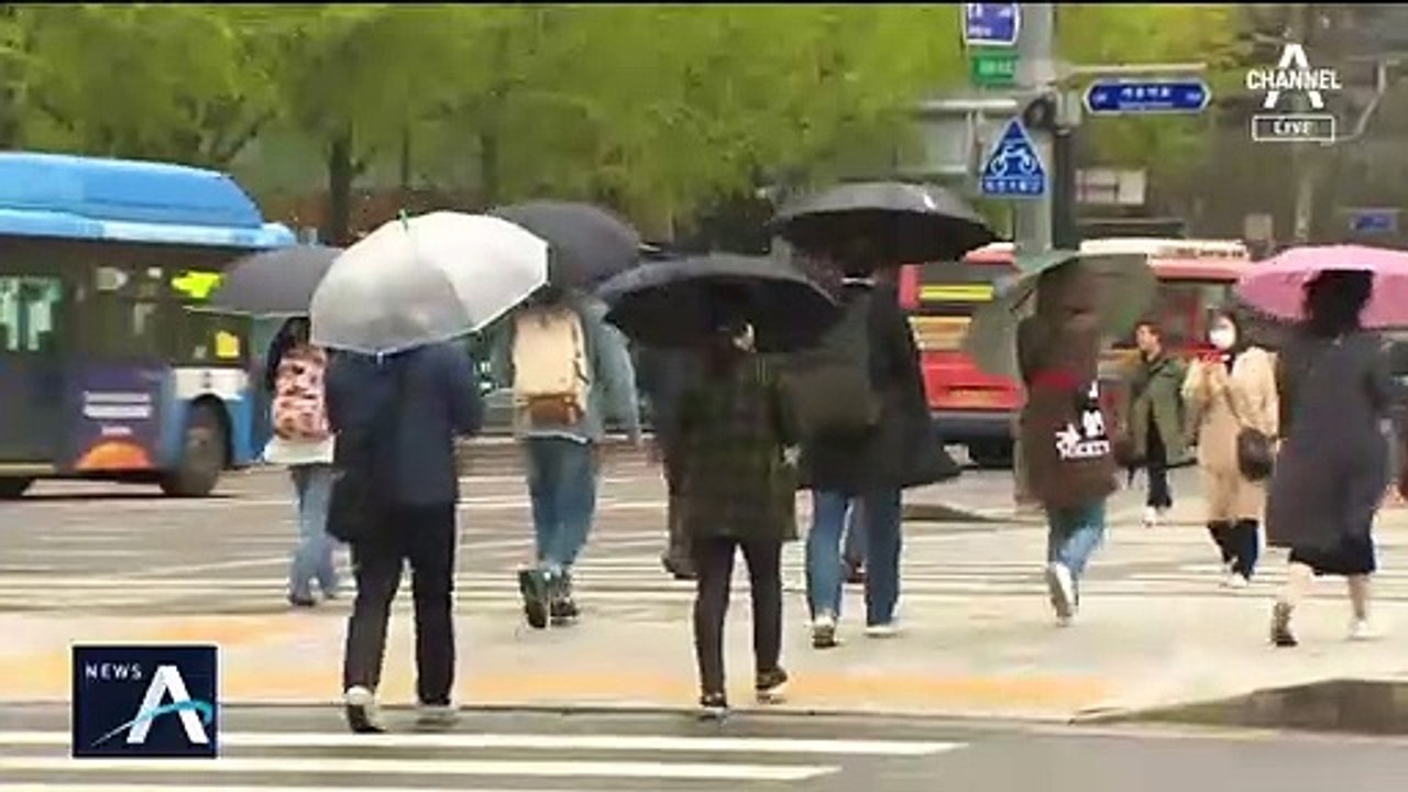 문 대통령 지지율 60% 육박…60대 이상도 돌아왔다